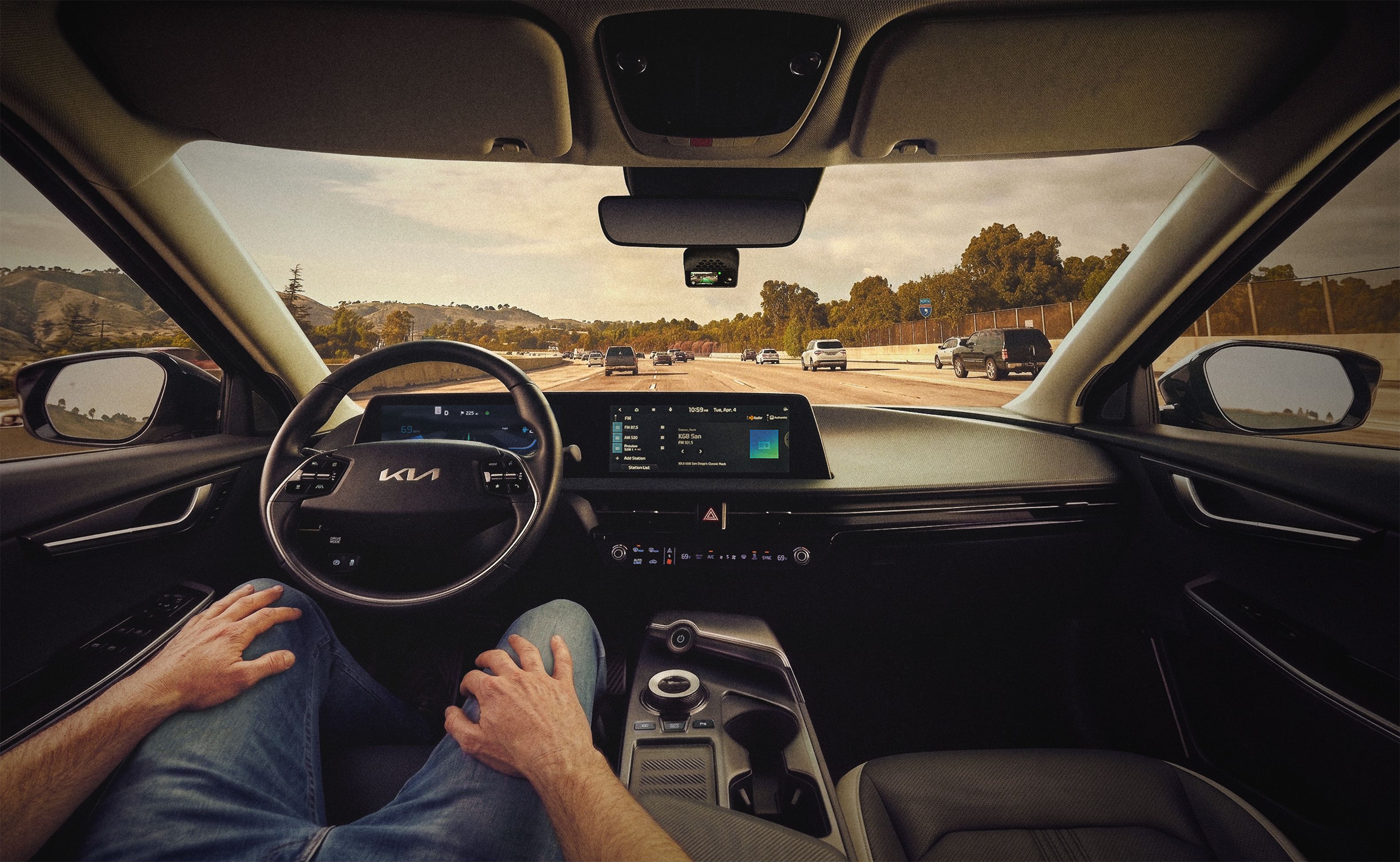 A driver driving hands-free using the comma four on freeway